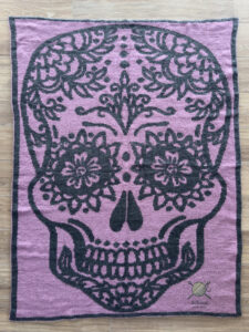 Decke La Catrina in Double Knitting; rosa mir schwarzen Konturen