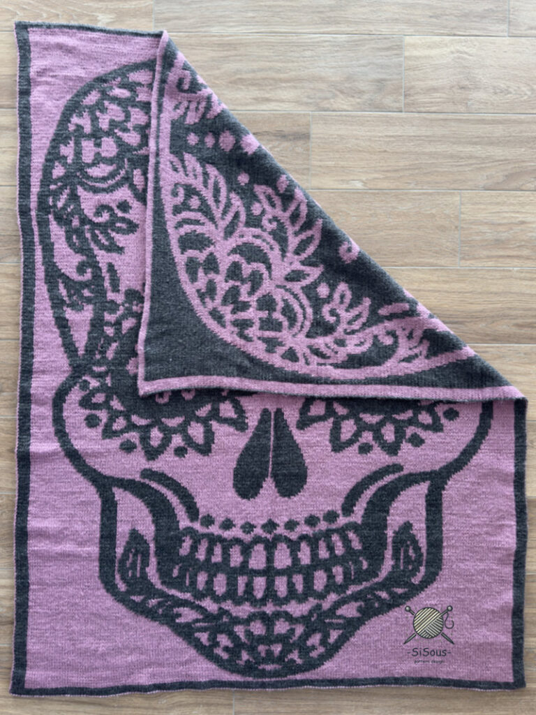 Decke La Catrina in Double Knitting; rosa mir schwarzen Konturen