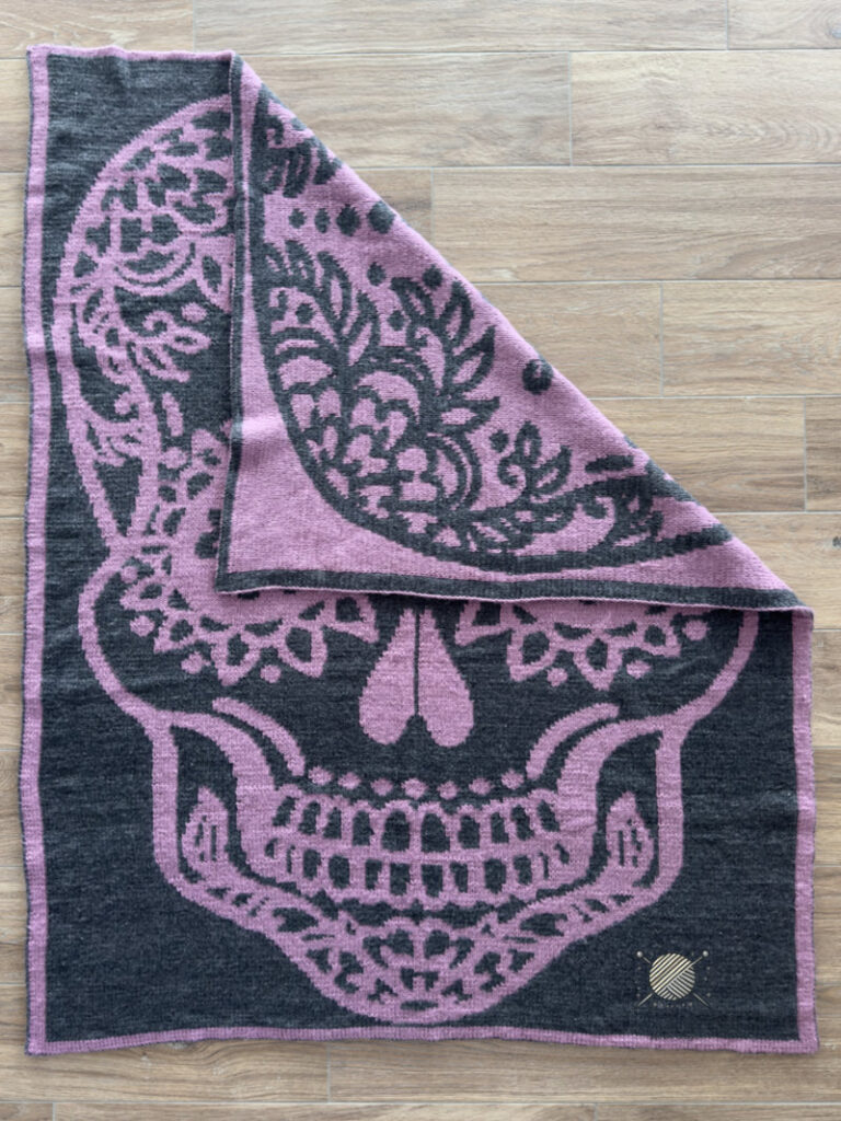 Decke La Catrina in Double Knitting; schwarz mir rosa Konturen
