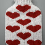 gestrickte Wärmflaschenhülle in weiß mit roten Herzen in Double Knitting