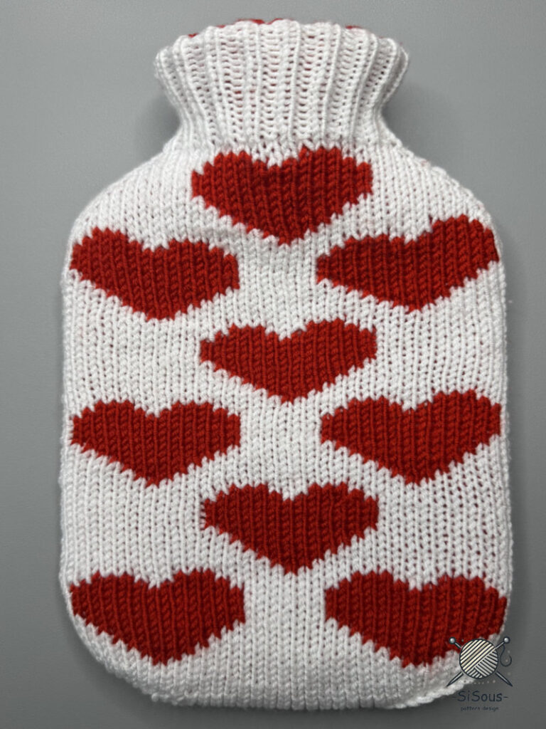 gestrickte Wärmflaschenhülle in weiß mit roten Herzen in Double Knitting