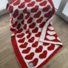 Decke mit roten und weißen Herzen in Double Knitting