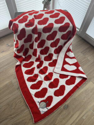 Decke mit roten und weißen Herzen in Double Knitting