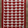 Decke mit roten und weißen Herzen in Double Knitting