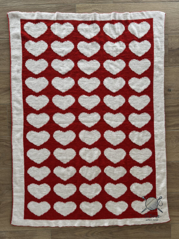 Decke mit roten und weißen Herzen in Double Knitting