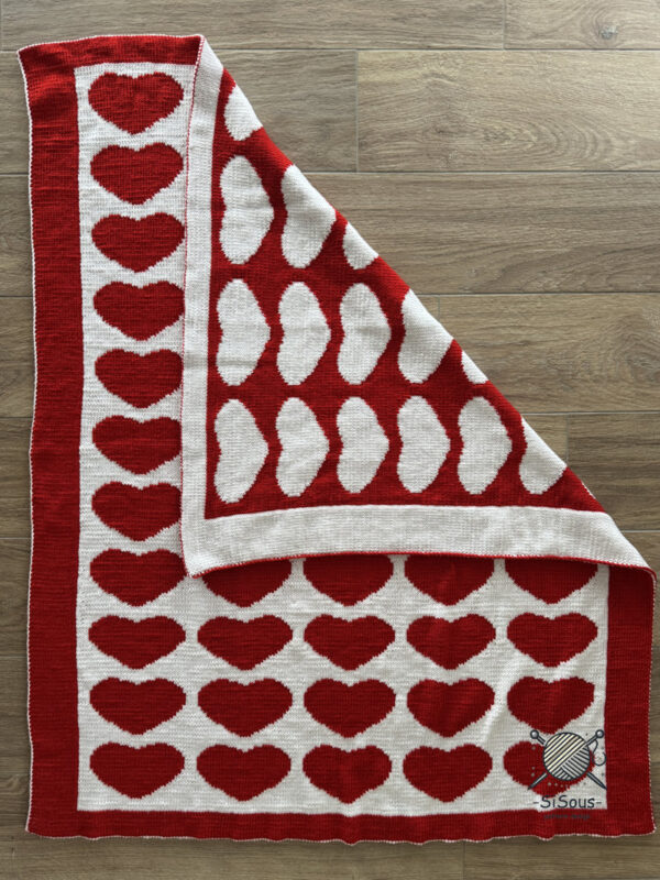 Decke mit roten und weißen Herzen in Double Knitting