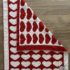 Decke mit roten und weißen Herzen in Double Knitting