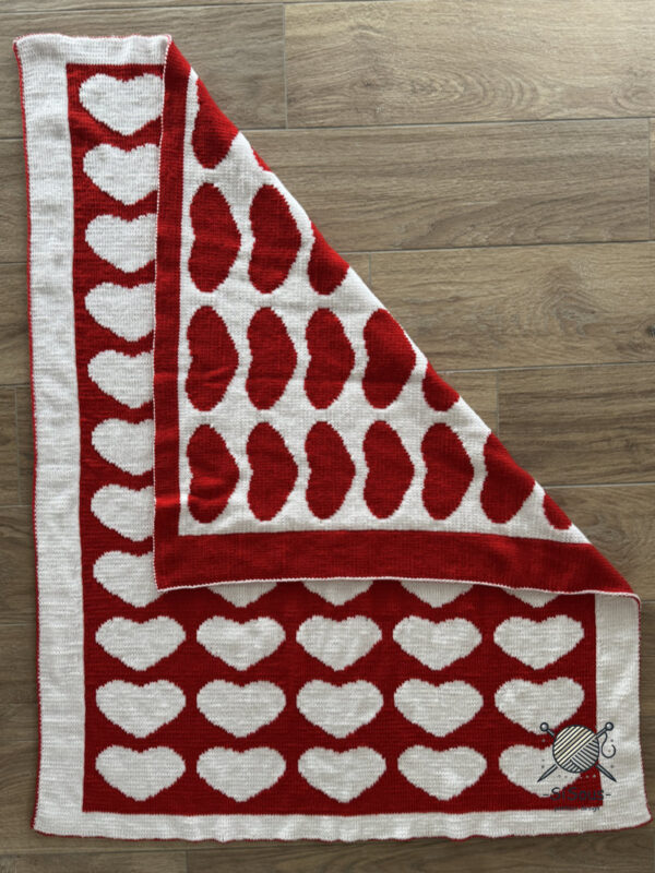 Decke mit roten und weißen Herzen in Double Knitting