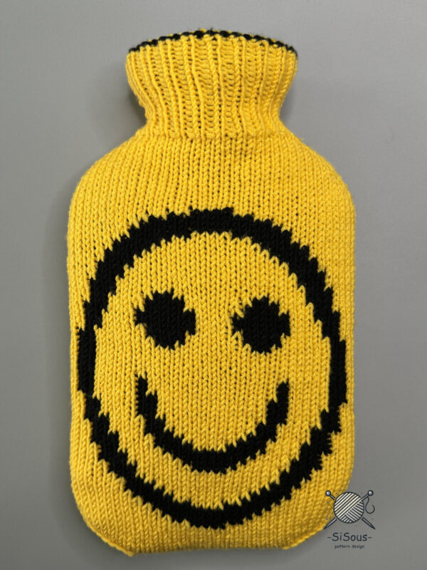 gestrickte Wärmflaschenhülle in gelb mit schwarzem lachenden Smiley in Double Knitting