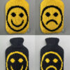 gestrickte Wärmflaschenhüllen in gelb mit schwarzem Smileys in Double Knitting und auf schwarzem Hintergrund mit gelbem Smiley