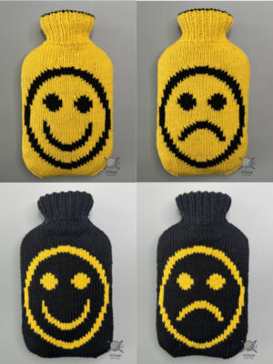 gestrickte Wärmflaschenhüllen in gelb mit schwarzem Smileys in Double Knitting und auf schwarzem Hintergrund mit gelbem Smiley