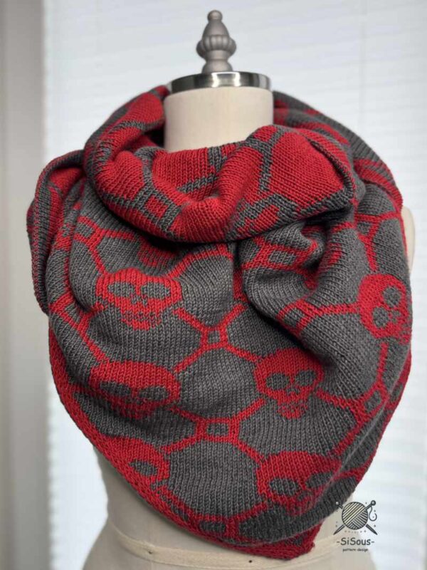 Doubleknitting Dreiecktuch mit Totenköpfen