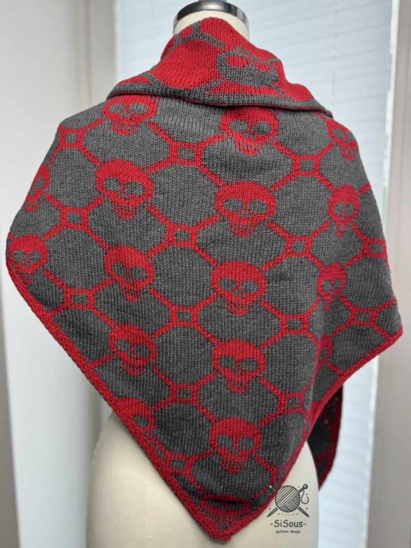 Doubleknitting Dreiecktuch mit Totenköpfen