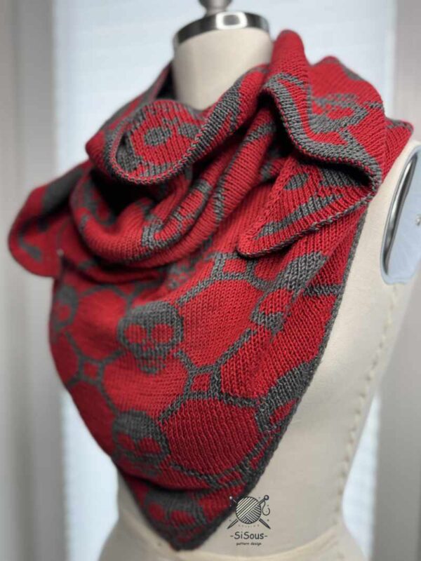 Doubleknitting Dreiecktuch mit Totenköpfen