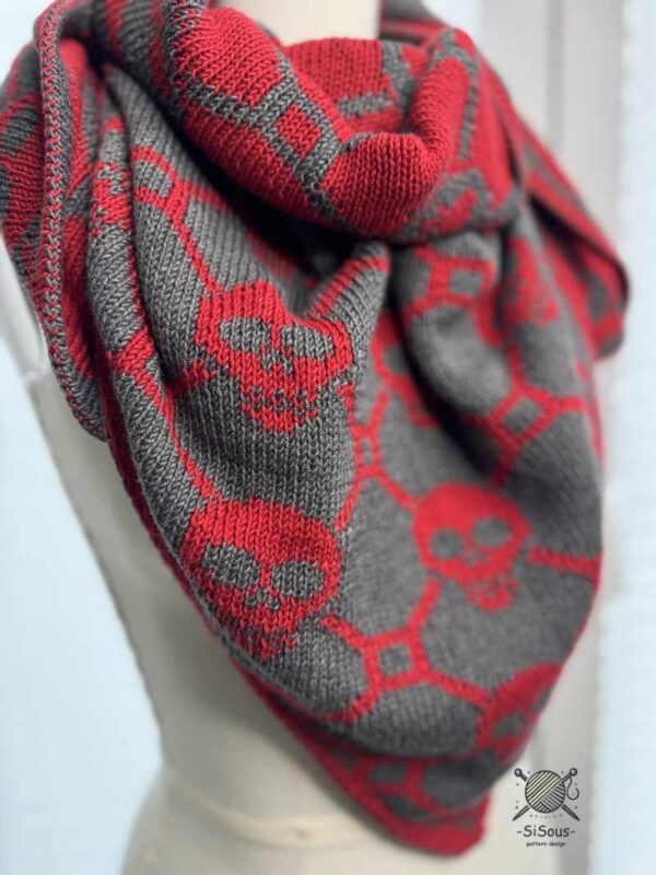 Doubleknitting Dreiecktuch mit Totenköpfen