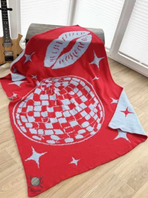 double-knitting-decke-Kissco 8 mit Logo Double Knitting Decke Disco Kisses in rot und hellblau