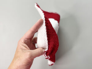 Double-Knitting-Strickstück leicht auseinandergezogen zeigt zwei getrennte Lagen