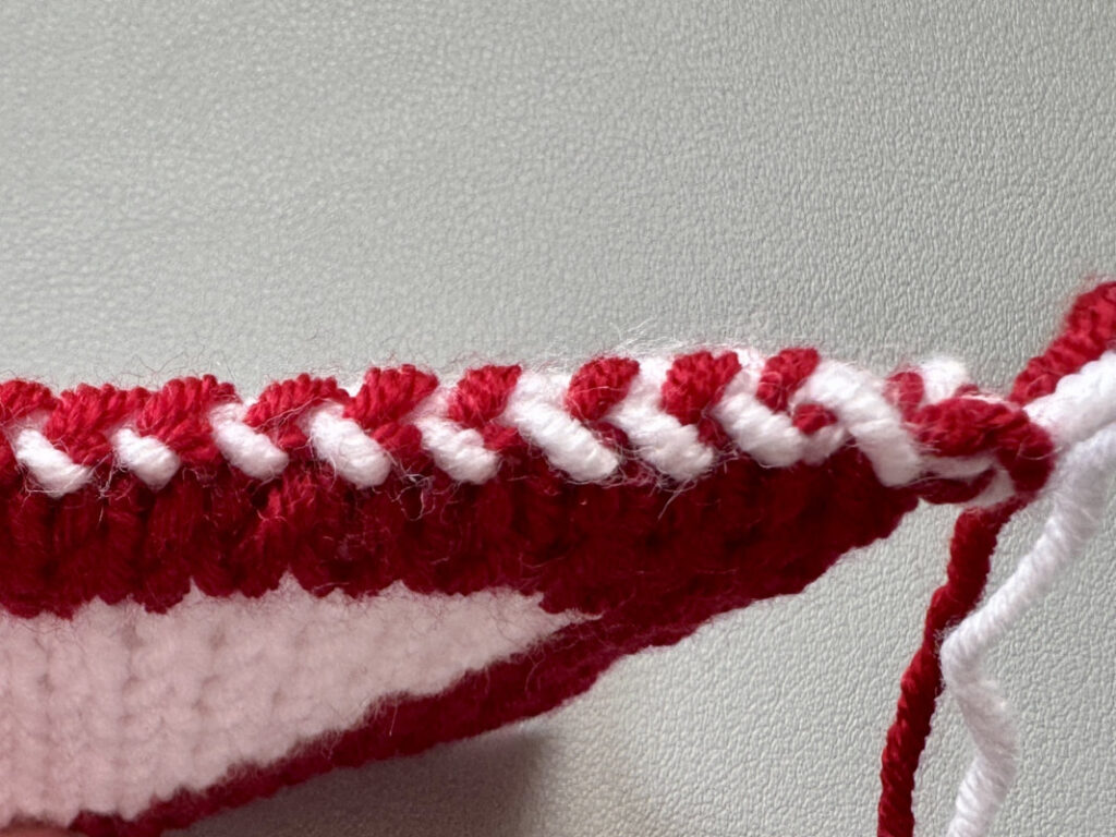 Saubere, gleichmäßig abgekettete Kante beim Double Knitting