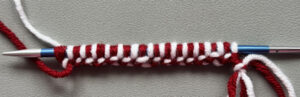 Saubere zweifarbige Anschalgkante beim Double Knitting