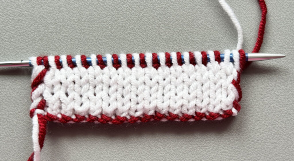Erste Strickreihen nach dem Maschenanschlag beim Double Knitting in der Hinreihe