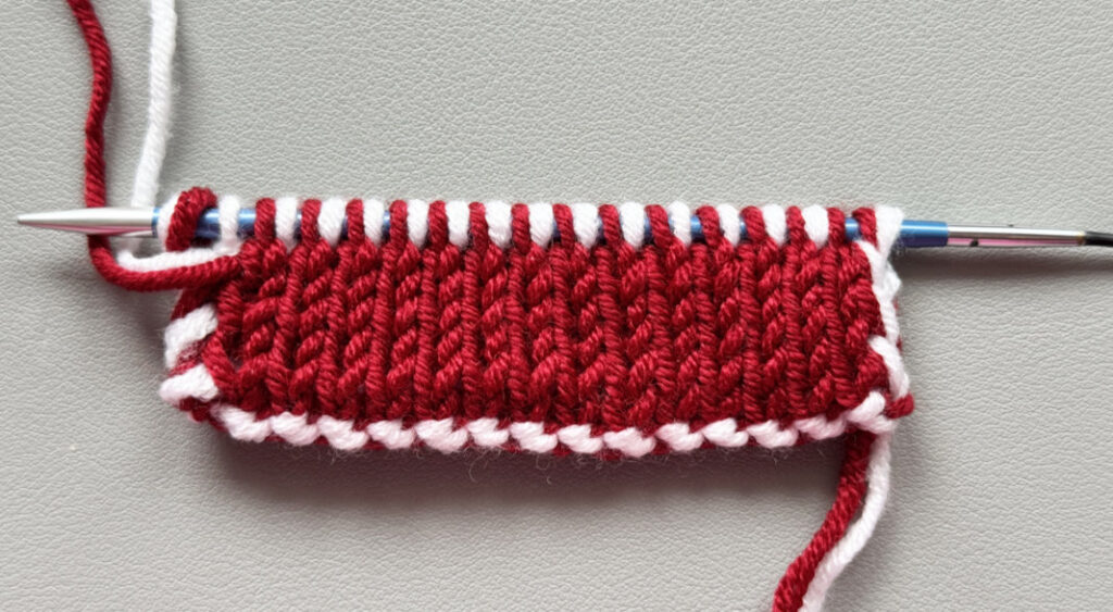 Erste Strickreihen nach dem Maschenanschlag beim Double Knitting in der Rückreihe