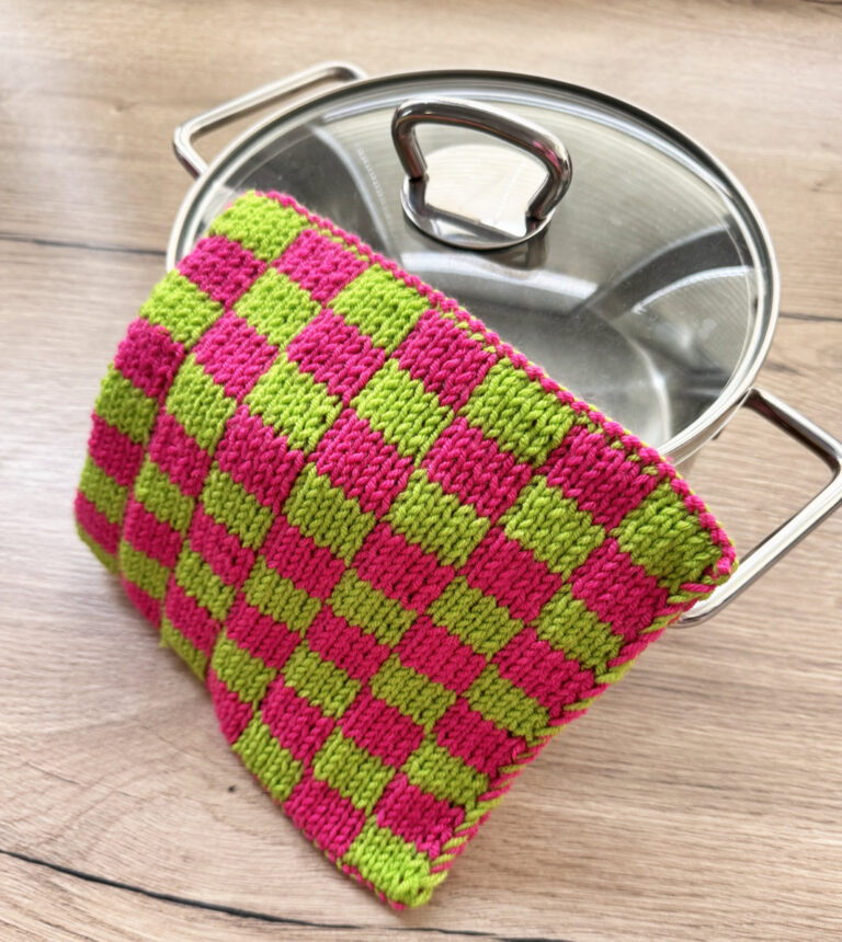 Double-Knitting-Topflappen in Benutzung in der Küche