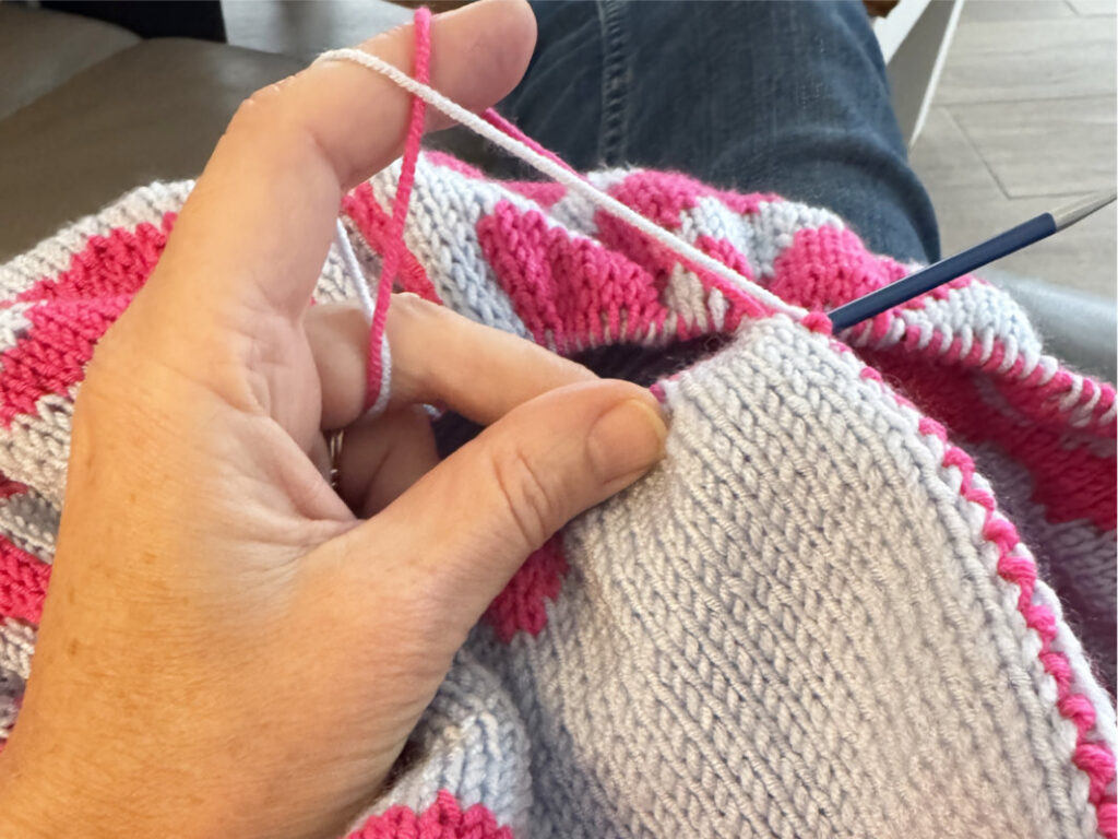 Strickmaschen auf der Nadel in zwei Farben beim Double Knitting