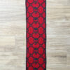 sisous-patternderndesign-skull-schal-1 Totentanz-Schal in Double Knitting, rote Seite mit anthrazitfarbenem Totenkopf-Motiv, flach ausgebreitet