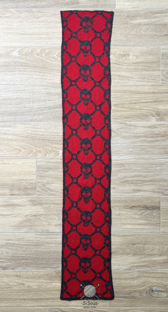 sisous-patternderndesign-skull-schal-1 Totentanz-Schal in Double Knitting, rote Seite mit anthrazitfarbenem Totenkopf-Motiv, flach ausgebreitet