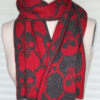 sisous-patternderndesign-skull-schal-10 Totentanz-Schal in Double Knitting, um den Hals geschlungen getragen, zeigt rote und anthrazitfarbene Totenkopf-Seite im Kontrast