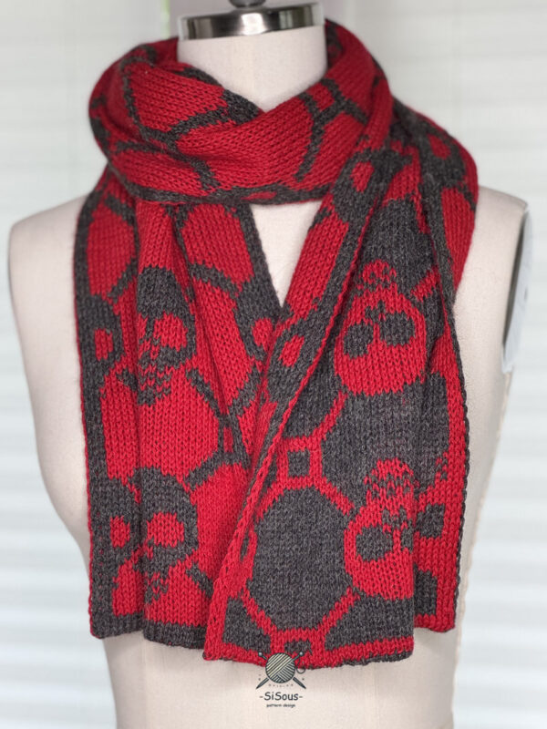 sisous-patternderndesign-skull-schal-10 Totentanz-Schal in Double Knitting, um den Hals geschlungen getragen, zeigt rote und anthrazitfarbene Totenkopf-Seite im Kontrast