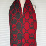 sisous-patternderndesign-skull-schal-11 Totentanz-Schal in Double Knitting mit Totenkopf-Motiv, gestrickt in Rot und Anthrazit, reversibel getragen auf Schneiderpuppe