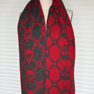 Totentanz-Schal in Double Knitting mit Totenkopf-Motiv, gestrickt in Rot und Anthrazit, reversibel getragen auf Schneiderpuppe