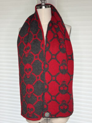sisous-patternderndesign-skull-schal-11 Totentanz-Schal in Double Knitting mit Totenkopf-Motiv, gestrickt in Rot und Anthrazit, reversibel getragen auf Schneiderpuppe