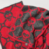 sisous-patternderndesign-skull-schal-14 Totentanz-Schal Nahaufnahme, Double-Knitting-Totenkopf-Motiv in Rot und Anthrazit, Detailansicht der Strickstruktur
