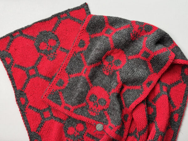 sisous-patternderndesign-skull-schal-14 Totentanz-Schal Nahaufnahme, Double-Knitting-Totenkopf-Motiv in Rot und Anthrazit, Detailansicht der Strickstruktur