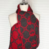 sisous-patternderndesign-skull-schal-15 Totentanz-Schal in Double Knitting, locker um den Hals gelegt getragen, anthrazitfarbene Seite mit rotem Totenkopf-Motiv im Vordergrund