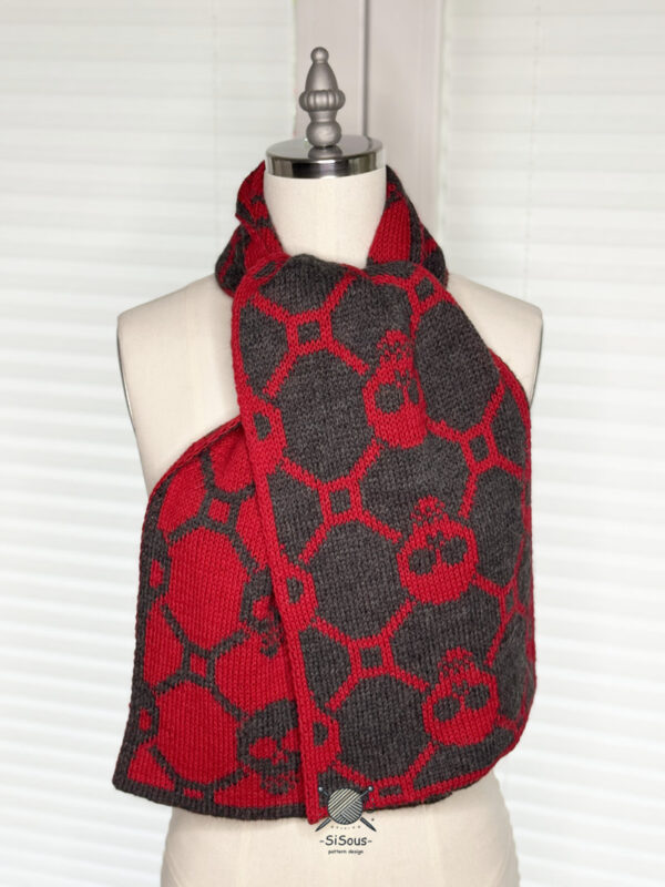 sisous-patternderndesign-skull-schal-15 Totentanz-Schal in Double Knitting, locker um den Hals gelegt getragen, anthrazitfarbene Seite mit rotem Totenkopf-Motiv im Vordergrund