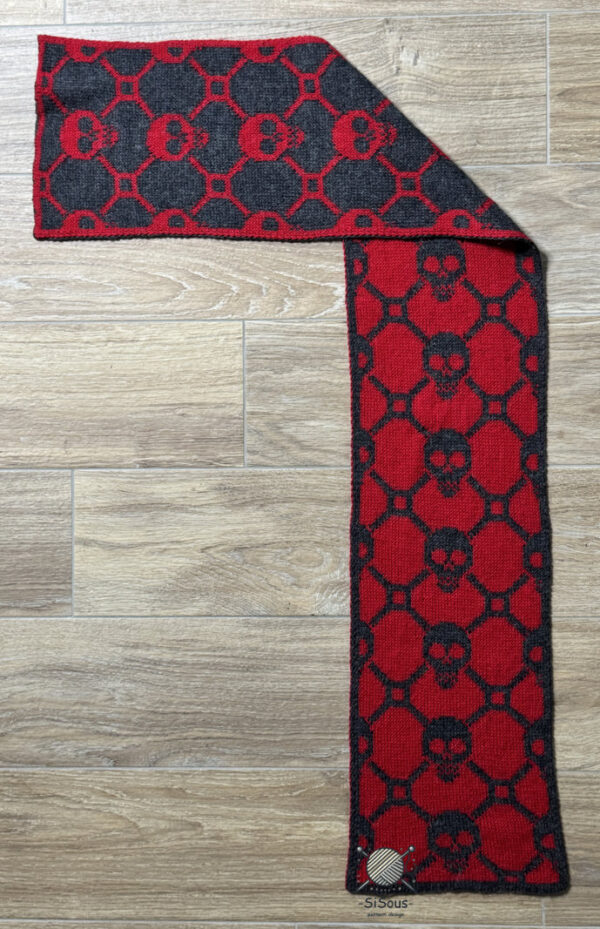 sisous-patternderndesign-skull-schal-2 Totentanz-Schal Double Knitting, Ecke umgeklappt zeigt beide reversiblen Farbseiten gleichzeitig