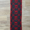 sisous-patternderndesign-skull-schal-3 Totentanz-Schal in Double Knitting, anthrazitfarbene Seite mit rotem Totenkopf-Motiv, flach ausgebreitet