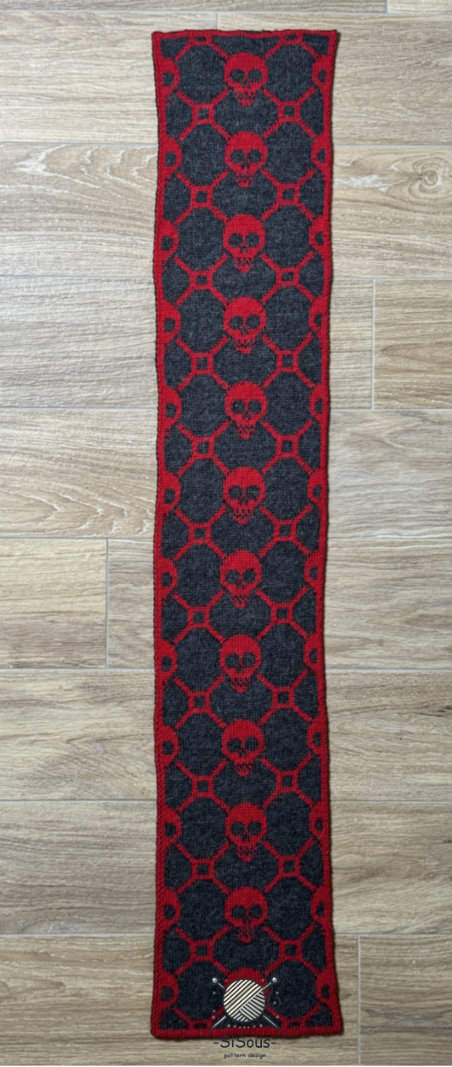 sisous-patternderndesign-skull-schal-3 Totentanz-Schal in Double Knitting, anthrazitfarbene Seite mit rotem Totenkopf-Motiv, flach ausgebreitet