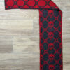 sisous-patternderndesign-skull-schal-4 Totentanz-Schal Double Knitting, umgeklappte Ecke zeigt Wechsel zwischen roter und anthrazitfarbener Musterseite
