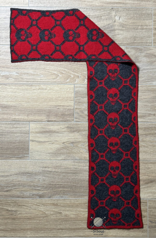 sisous-patternderndesign-skull-schal-4 Totentanz-Schal Double Knitting, umgeklappte Ecke zeigt Wechsel zwischen roter und anthrazitfarbener Musterseite