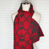 sisous-patternderndesign-skull-schal-9 Totentanz-Schal in Double Knitting, locker um den Hals gelegt getragen, rote Vorderseite mit Blick auf anthrazitfarbenen Enden-Totenkopf